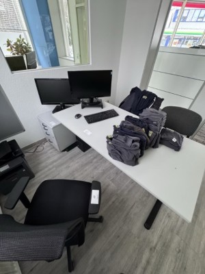 1 Schreibtisch mit Aktenrollcontainer